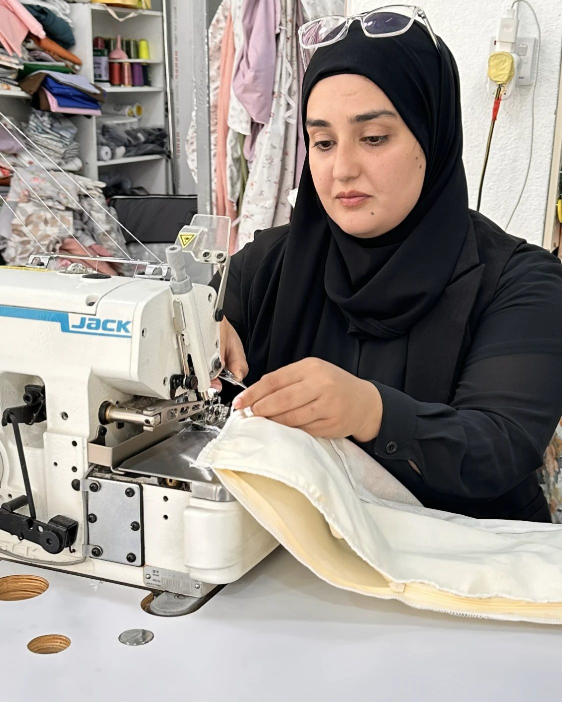 تەواوکردنی لێواری زیپداری بەرگێکی کرێمی بە مەکینەی ئۆڤەرلۆک
